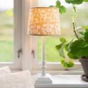 PR Home Lisa bordlampe, mat hvid/blomstret gul