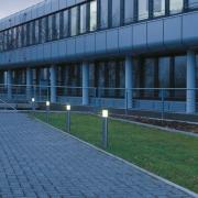 SLV vejlampe Roxy akryl, højde 90 cm, grå, stål