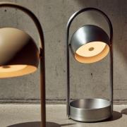 FRANDSEN LED-batteridrevet bordlampe Ball Portable, sandgrå, stål