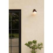 Nuura udendørs væglampe Liila, bredde 16 cm, bronze/opal