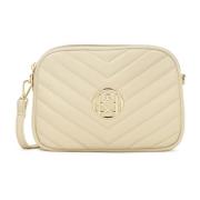 Krem crossbody taske med stort monogram.