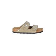 Studded Suede Sandal med Justerbare Stropper